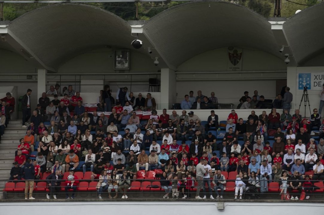 La afición en O Couto para ver a la UD Ourense tras la remodelación del estadio.