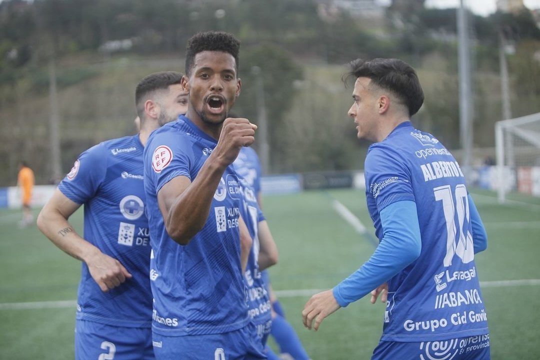 El centrocampista azulón Jerin festeja un gol con sus compañeros en un partido en Oira.