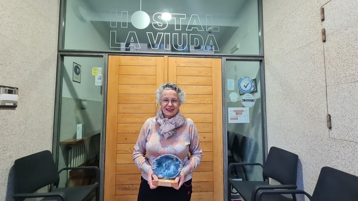 Clara Luis co premio en La Viuda.