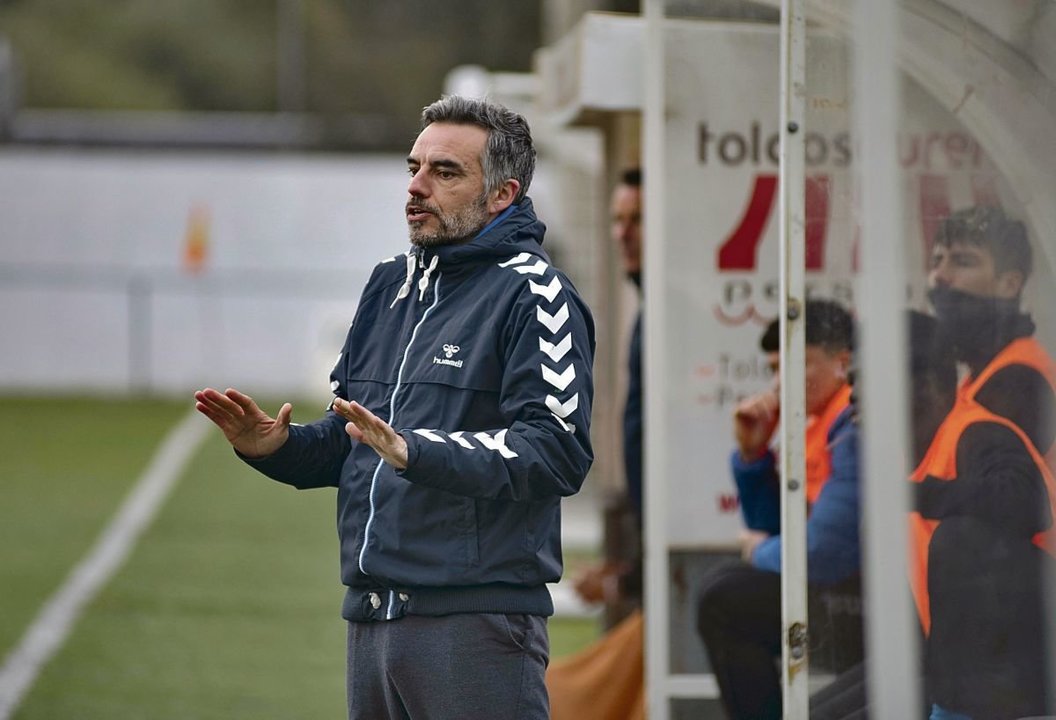 El entrenador del Velle, Anxo Valcárcel, pide calma en un partido en el Monte da Aira.