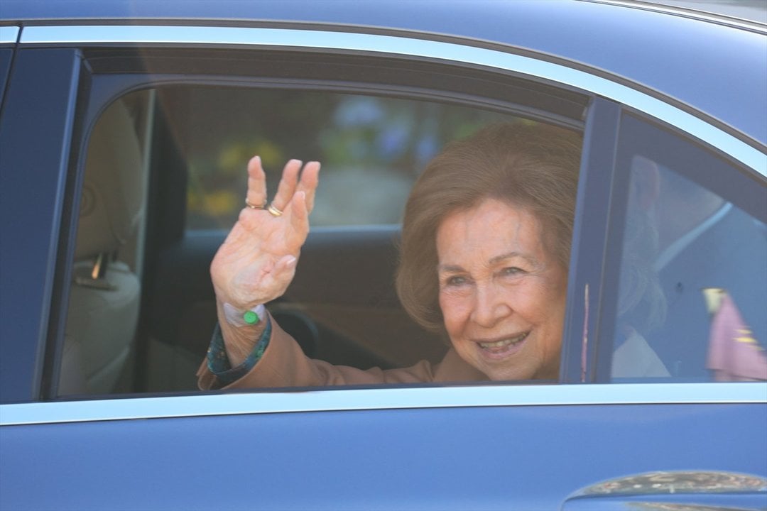 La Reina Sofía saluda a la prensa antes de abandonar la Clínica Ruber. Foto: EP.