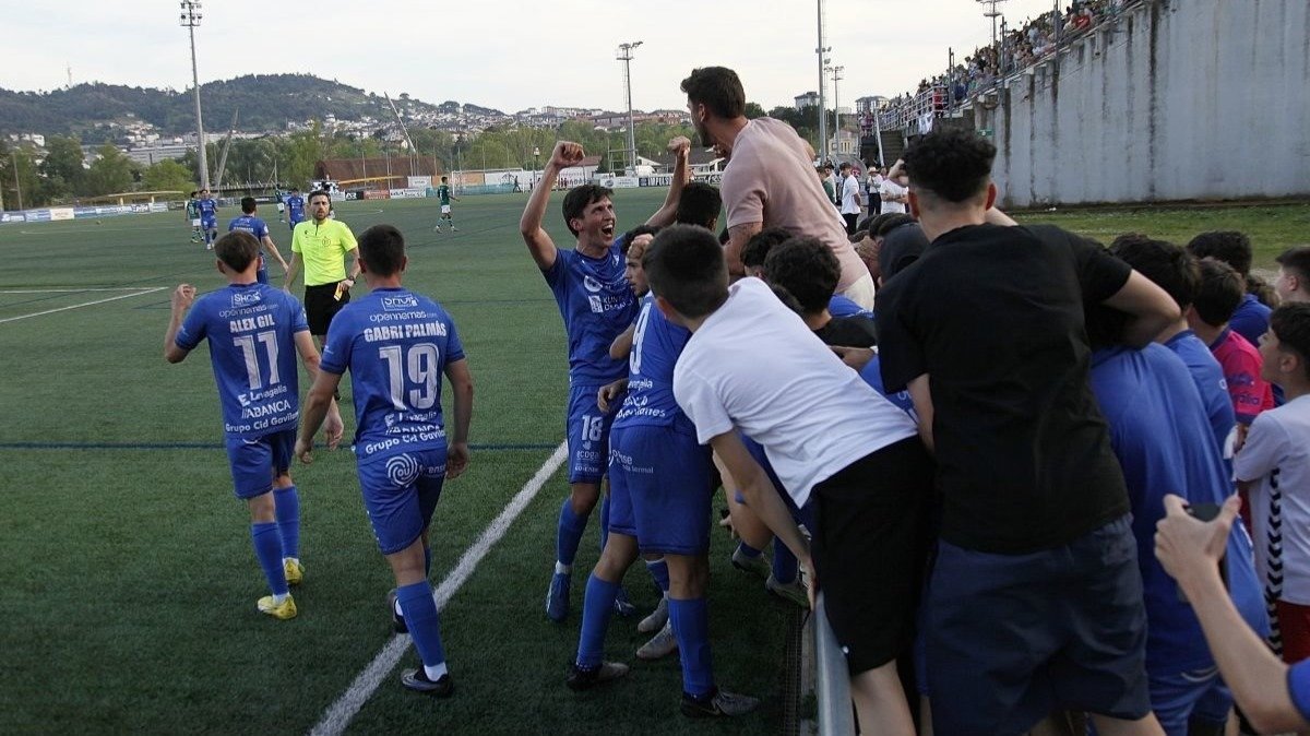 Los jugadores del Ourense CF celebran el 2-1 con los sancionados y los aficionados que acudieron a Oira (Foto: Miguel Ángel).