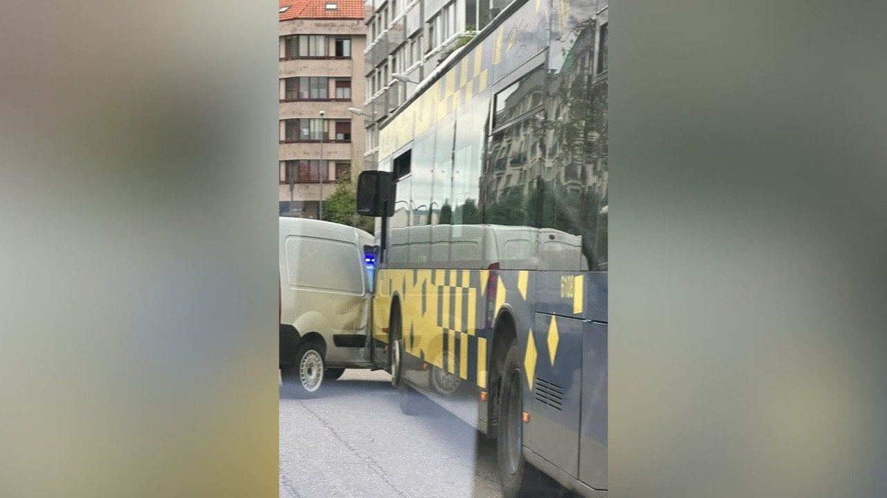 Un autobús urbano y una furgoneta chocan en Ourense.