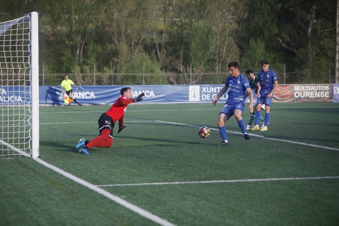 El moañés Gabri Palmás anotando el primero de sus dos goles ante el Coruxo el pasado sábado.