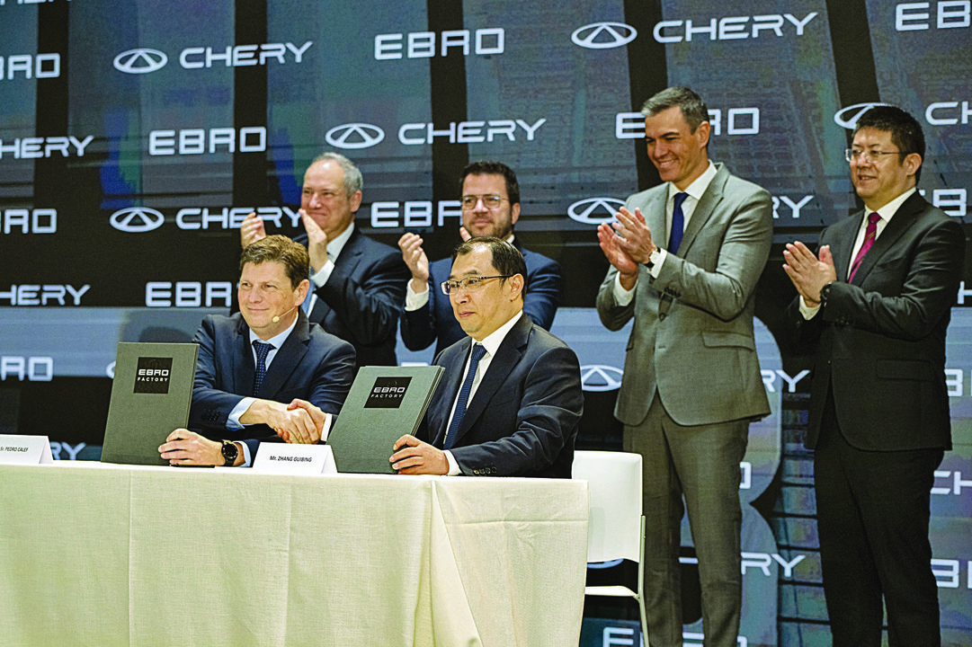 El CEO de Ebro, Pedro Calef; y el vicepresidente de Chery, Guibing Zhang, tras firmar el acuerdo.