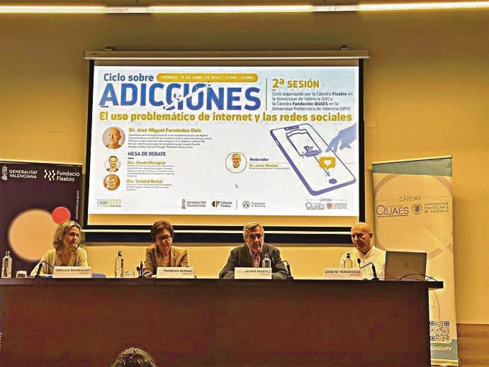 Los doctores Fernández Dols y Maraguat, en el ciclo sobre adicciones.