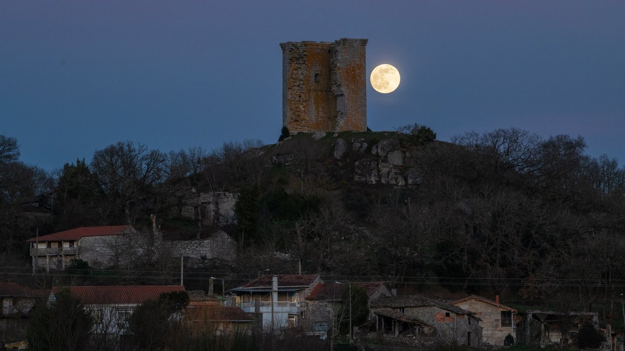 Panorámica da lúa chea coa Torre do Castro (Torre de Sandiás) en primeiro plano. FOTO: ÓSCAR PINAL
