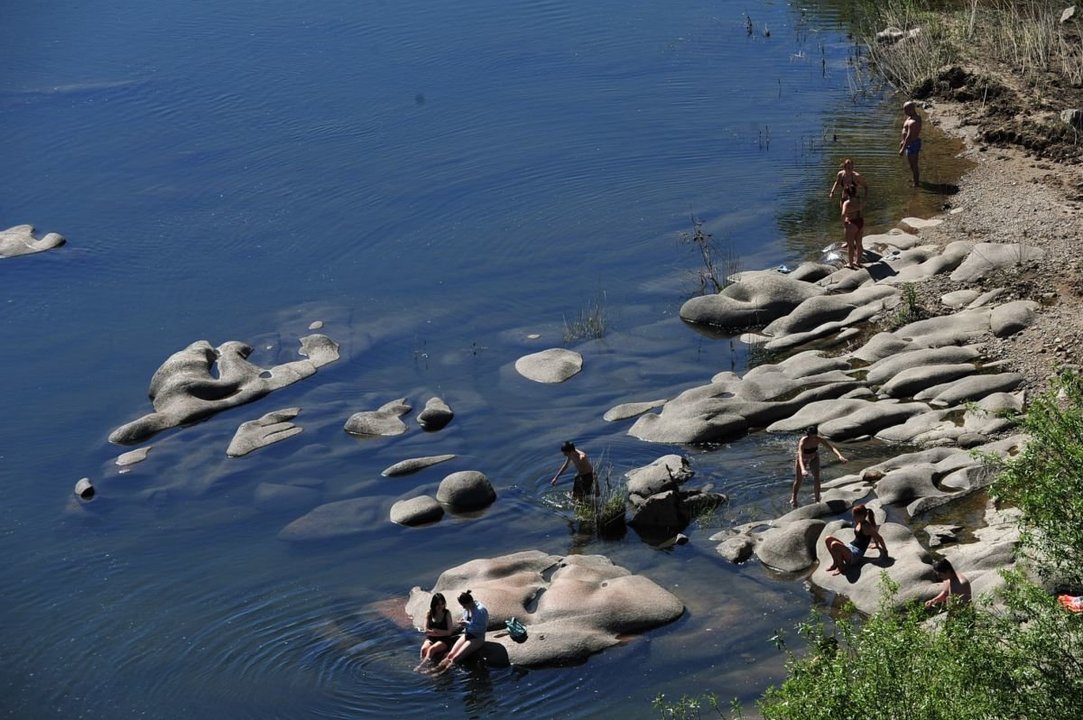 Los ourensanos ya no esperan al verano para bañarse en el río.