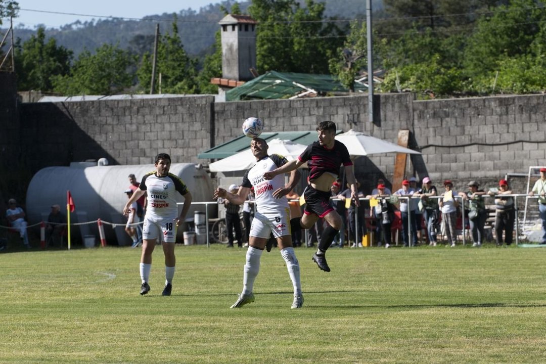 Dani Arbo, defensa del Arnoia, pelea por un balón con Raúl Dinis, delantero del Velle (Foto: Martiño Pinal).