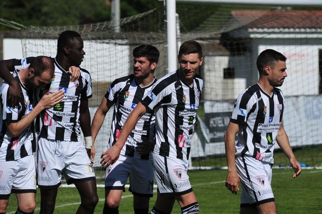 Los jugadores del Antela festejan el gol anotado por Breixo al inicio del encuentro (JOSÉ PAZ)