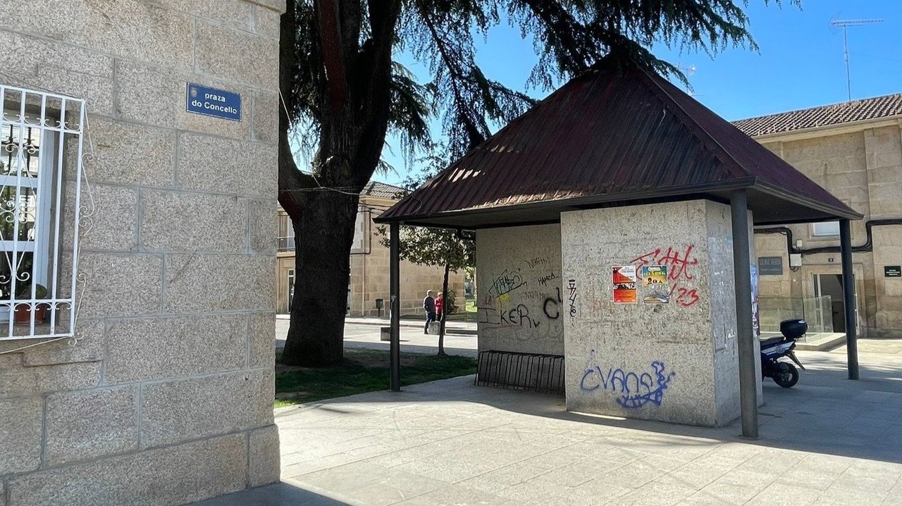 Actos vandálicos na praza do Concello de Verín (C.M.)