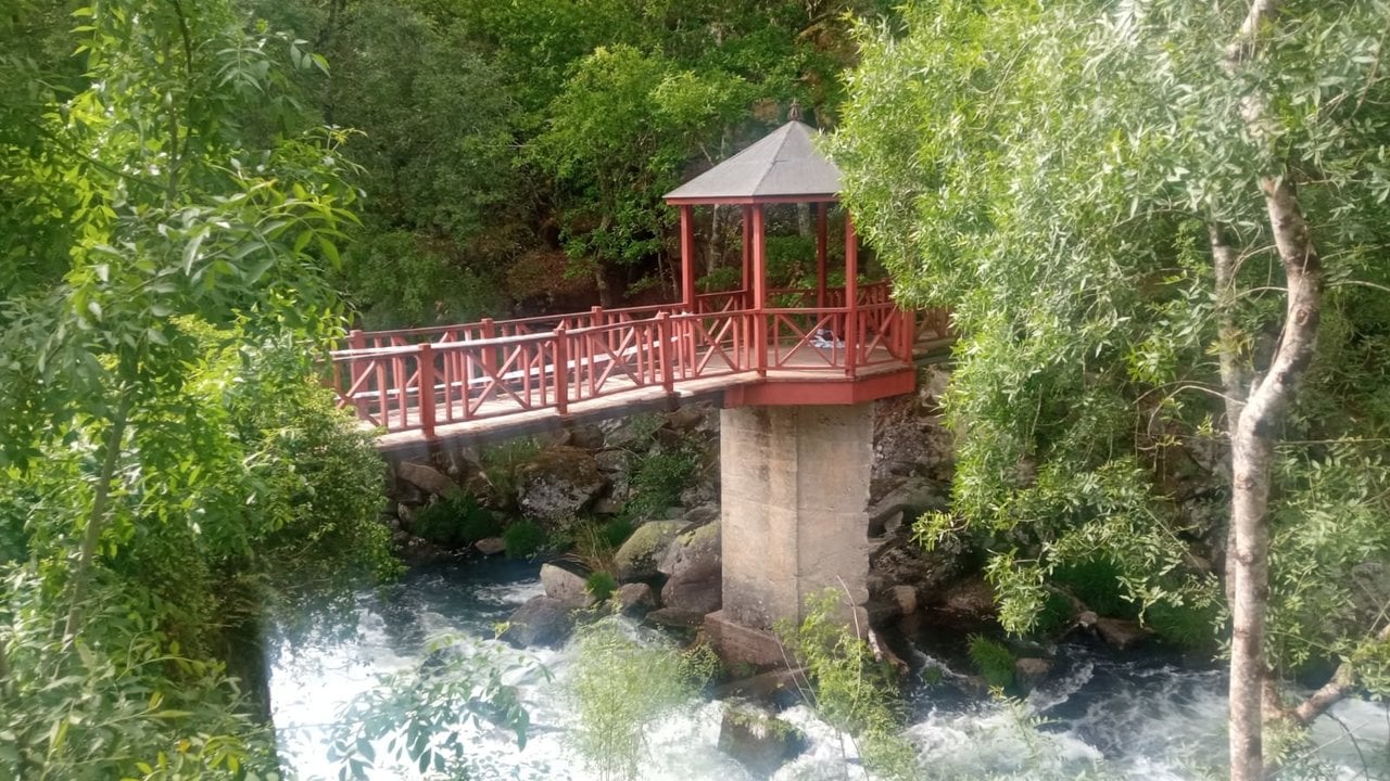 Puente precintado sobre el río Arenteiro