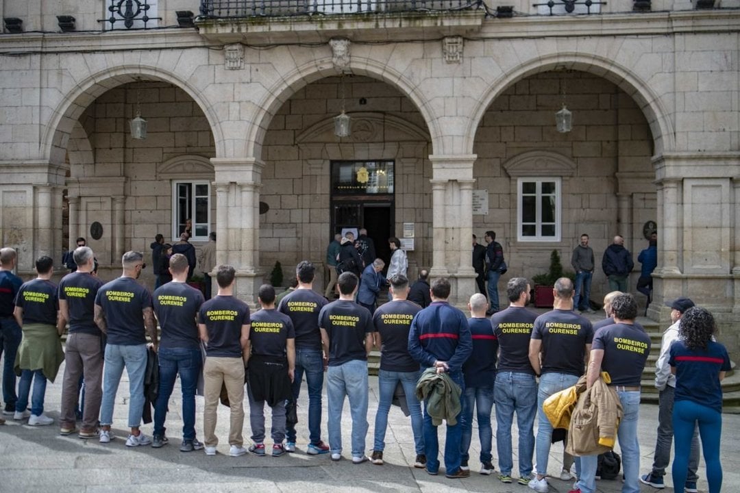 Bomberos de Ourense, ayer frente al Concello, donde pidieron explicaciones por los impagos (Foto: Xesús Fariñas).