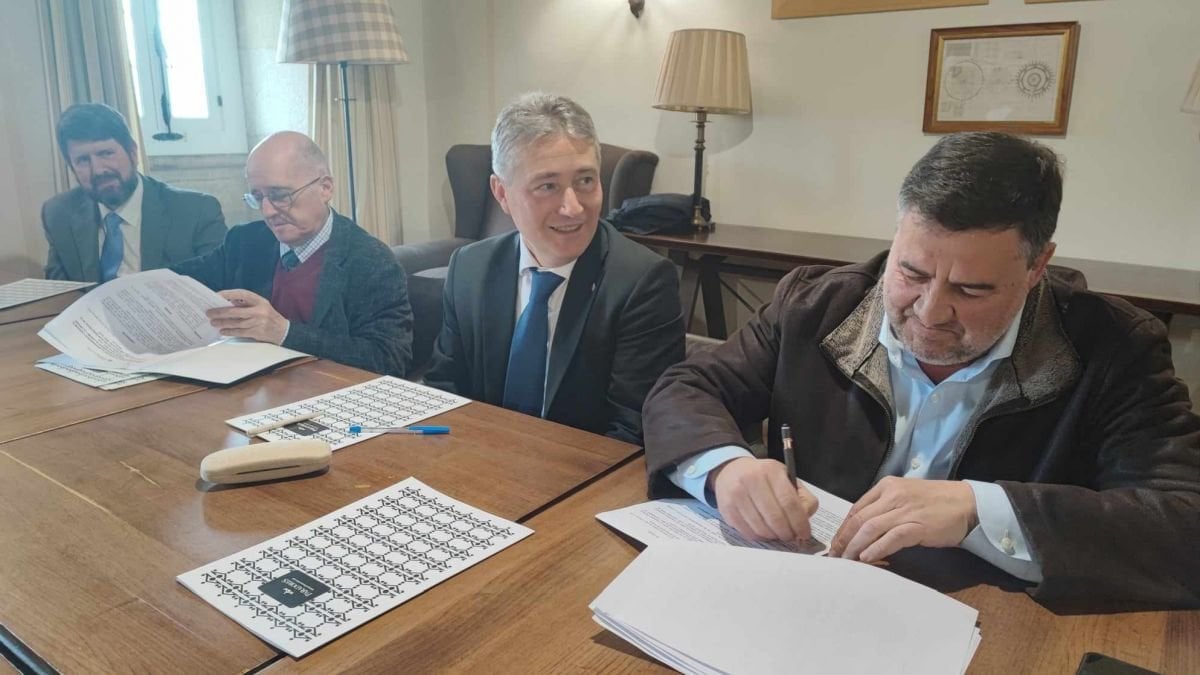 Firma del contrato para elaborar el Plan Director de la Agrupación Empresarial de la Ribeira Sacra