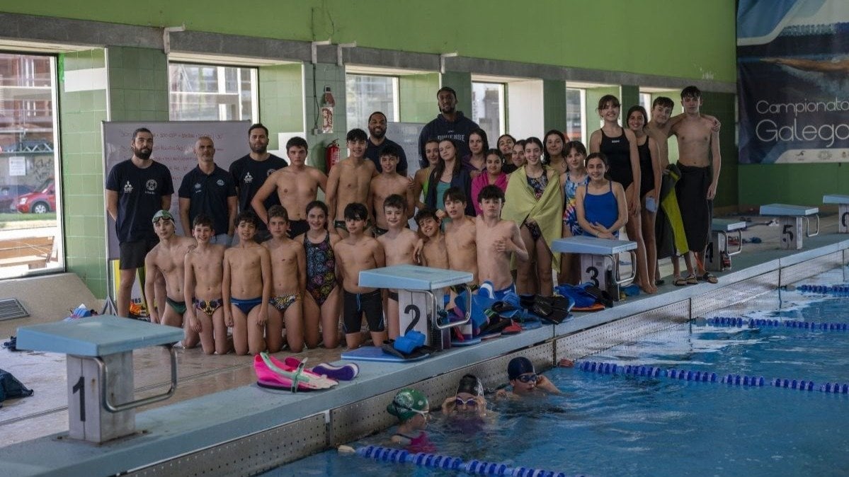 Visita del COB al Club Natación Pabellón en la piscina Rosario Dueñas, en Os Remedios.