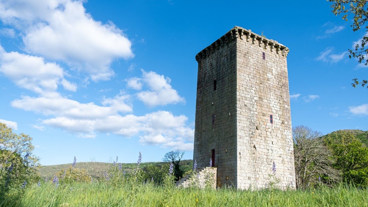 La imponente torre de la que presume Porqueira, conocida como torre de A Forxa, y situada encima de un pequeño núcleo conocido como “A Torre”, en el pueblo homónimo de A Forxa.