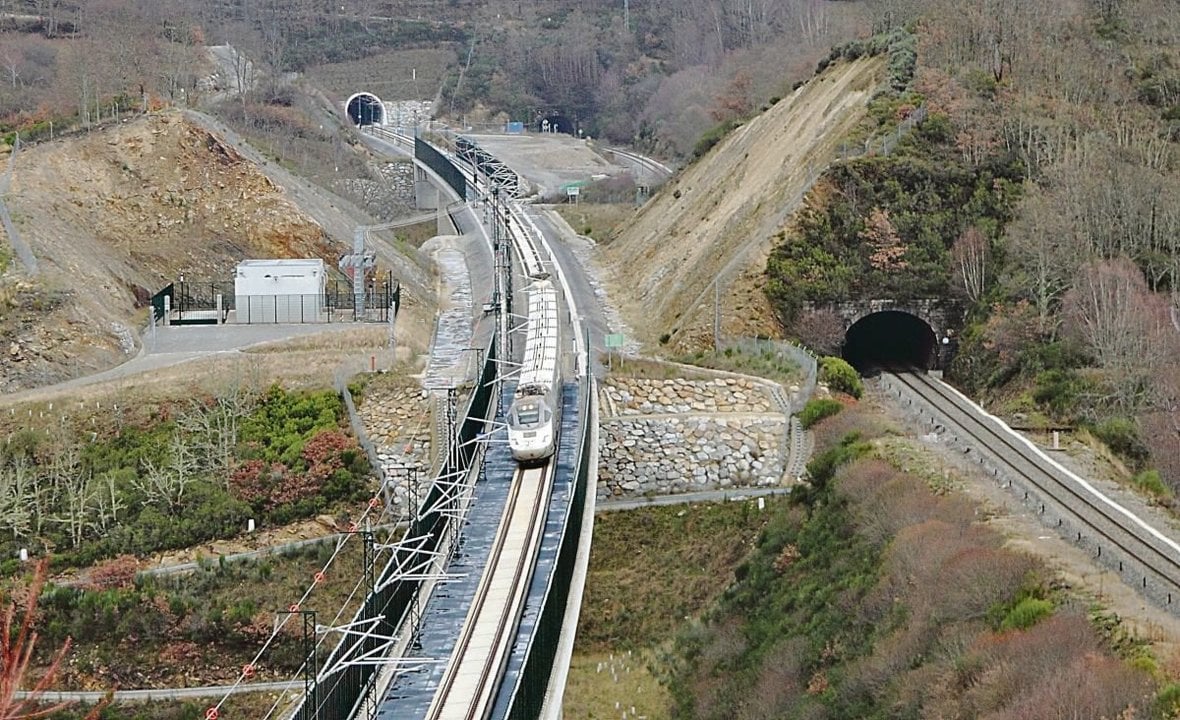 AVE pasando por el tramo en vía única a la salida del túnel del Padornelo.