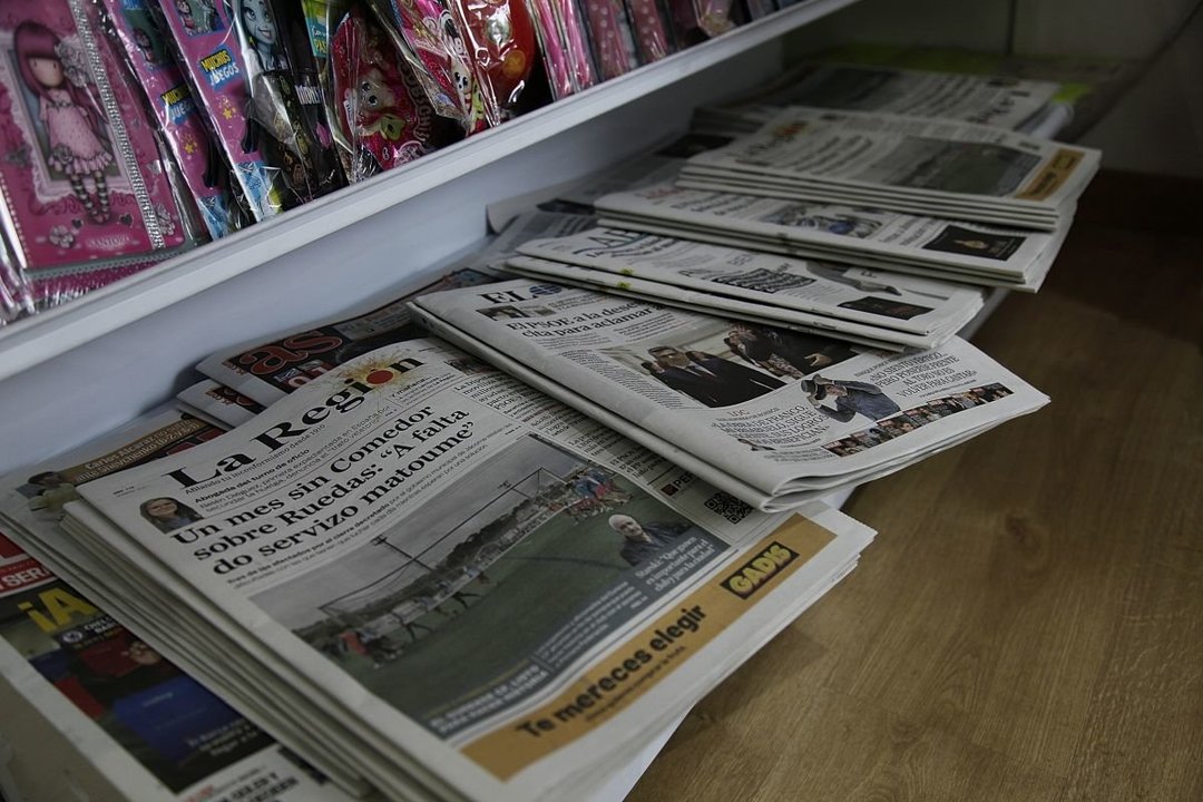 Un establecimiento de venta de periódicos expone diferentes cabeceras.