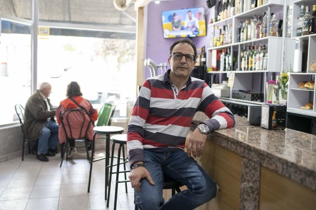 Javier López en el Café Bar Troula.