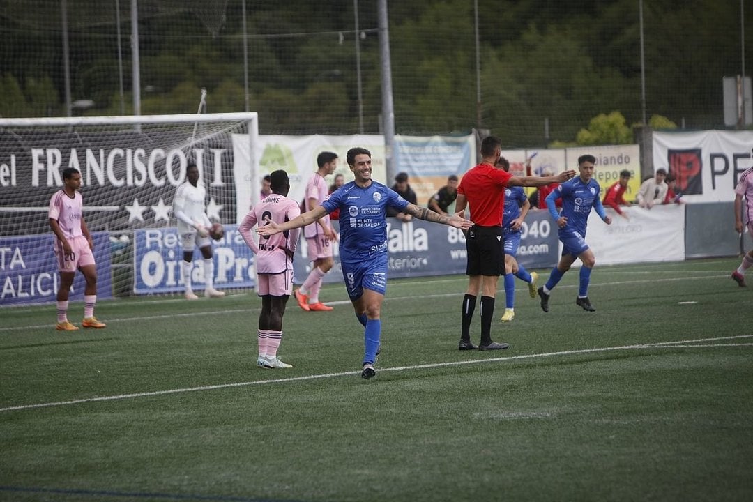 Di Renzo celebra el primer gol en el duelo ante el Oviedo B jugado en el campo de Oira.