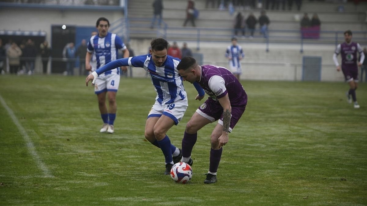 Mauro y Sergi en plena disputa por el balón (Foto: Miguel Ángel).