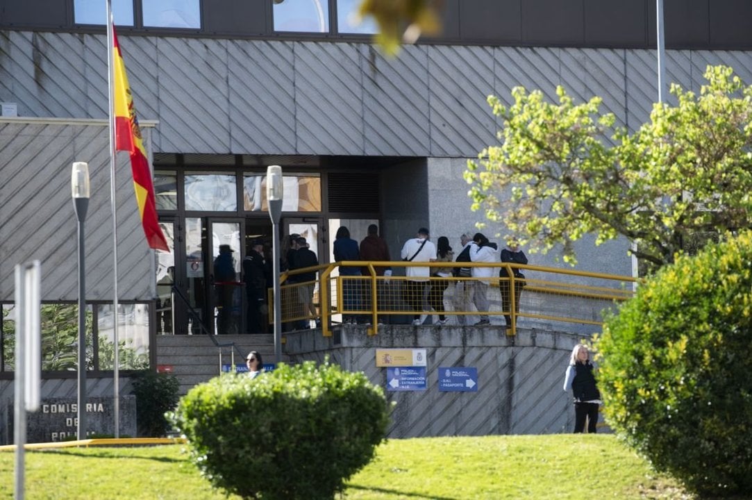 Fila para acceder a la comisaría de Ourense