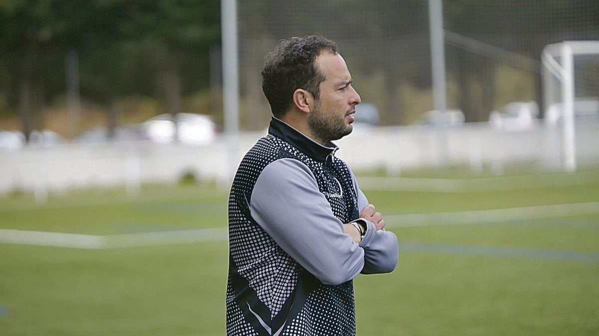 El entrenador Josiño Rodríguez sigue con atención el último partido en Melias.