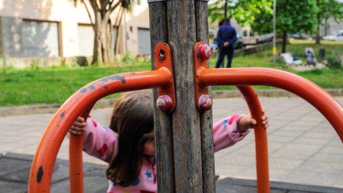 Una niña juega en un parque en una imagen de archivo.