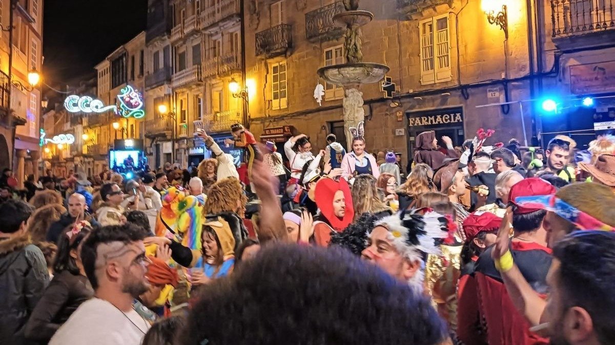Imagen del ambiente festivo en la Praza do Ferro de la ciudad durante la noche del lunes de Entroido.