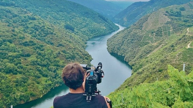 David González, un dos cámaras do equipo, gravando nos canóns do río Sil.
