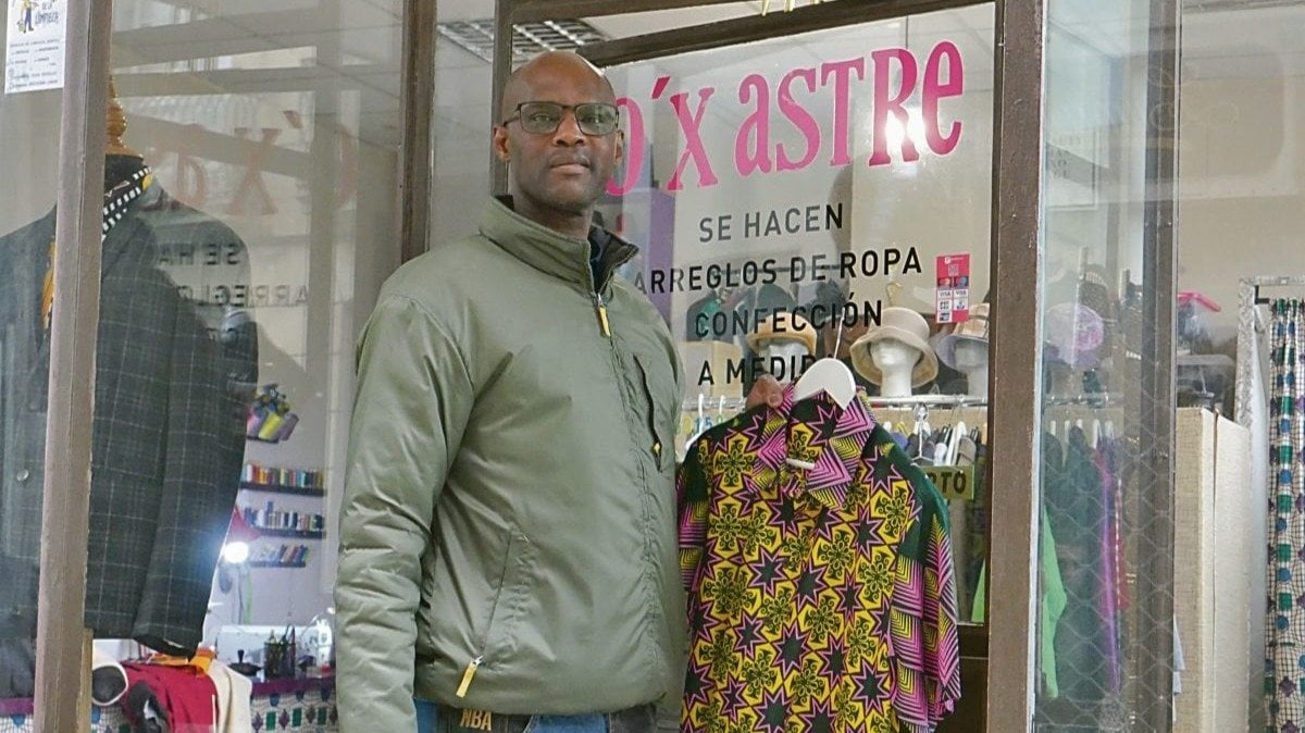 Ousseynou Gueye en su negocio en la calle Moratín.
