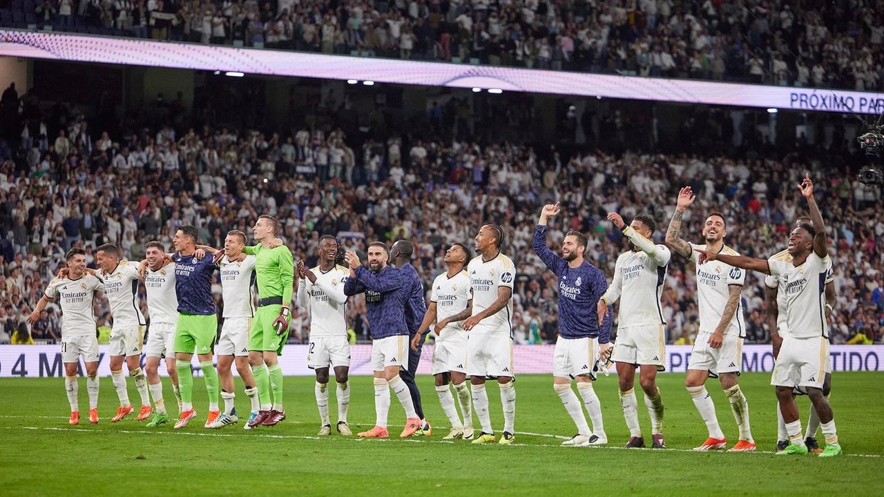 Los jugadores del Real Madrid celebrando la victoria ante el Cádiz (3-0).