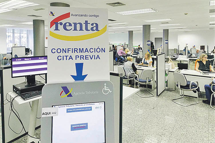 Funcionarios atienden a los contribuyentes en una Administración de Hacienda de Madrid.