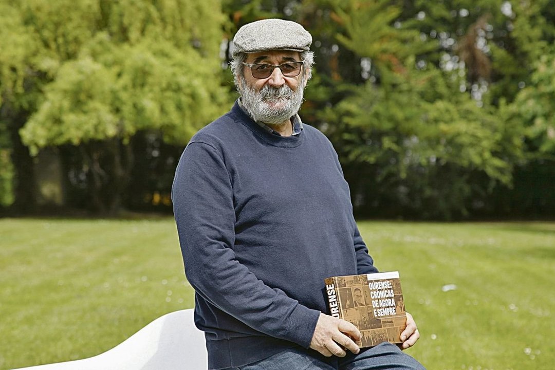 O xornalista e escritor, co seu libro “Crónicas de agora e sempre”.