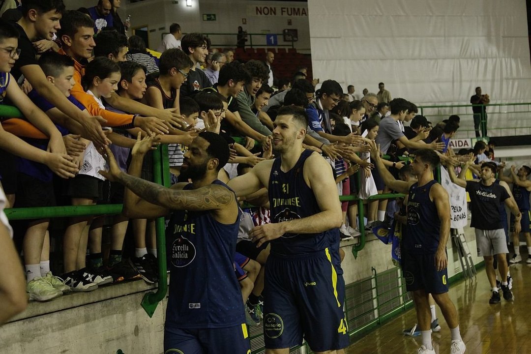 Los jugadores del COB saludan a la afición al término del encuentro ante el Gipuzkoa (Foto: Miguel Ángel).