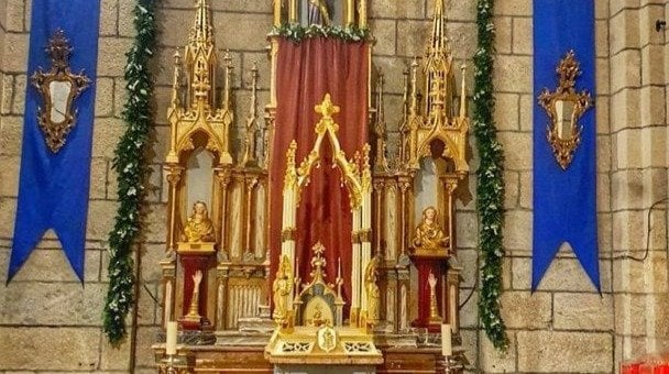 Altar preparado para la coronación.