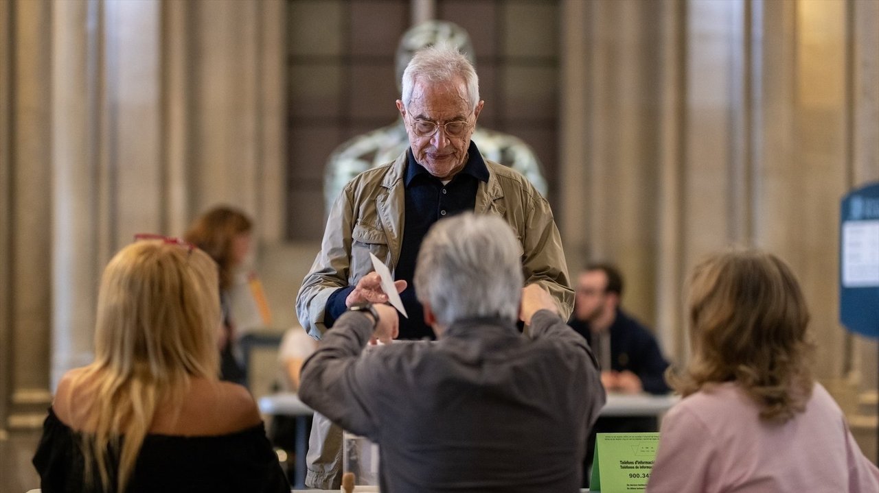 Un hombre vota en un colegio electoral de Cataluña.