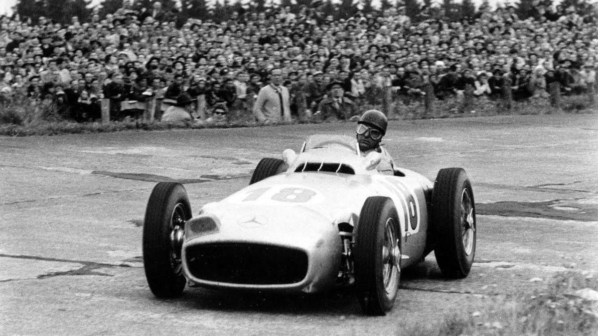 El Mercedes W196 R del legendario Fangio ostenta el récord en una subasta deportiva.