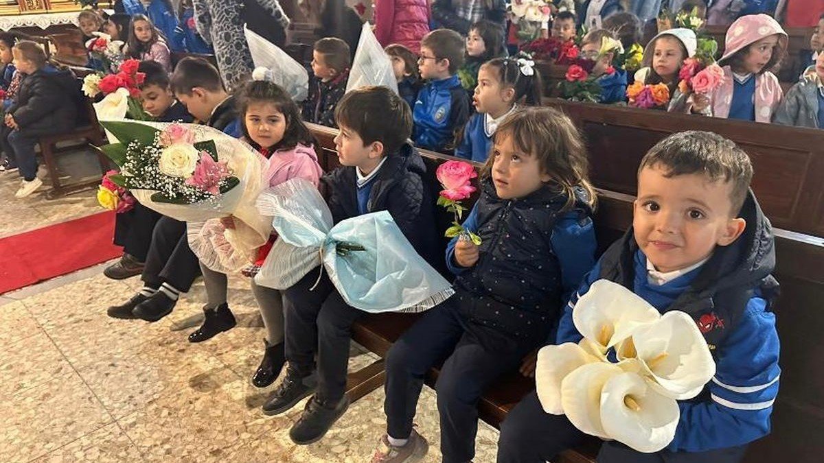 Varios niños, durante la ofrenda floral en Fontei.