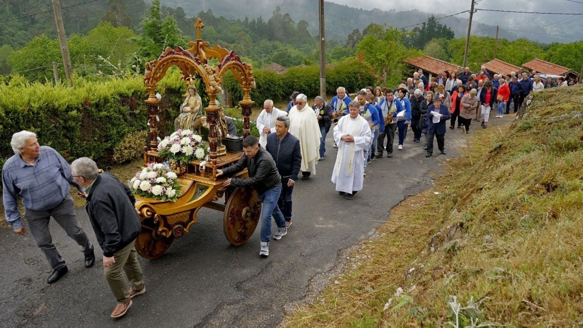 Un momento de la procesión dominical en A Guía, Gomesende.