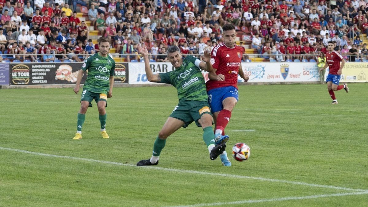 El capitán del Arenteiro, Pol Bueso, intenta robarle la pelota a Toni Gabarre, del Teruel.