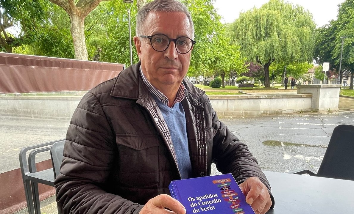 O autor sostén a portada do seu estudo etimolóxico en Verín (foto: C.L.M.)