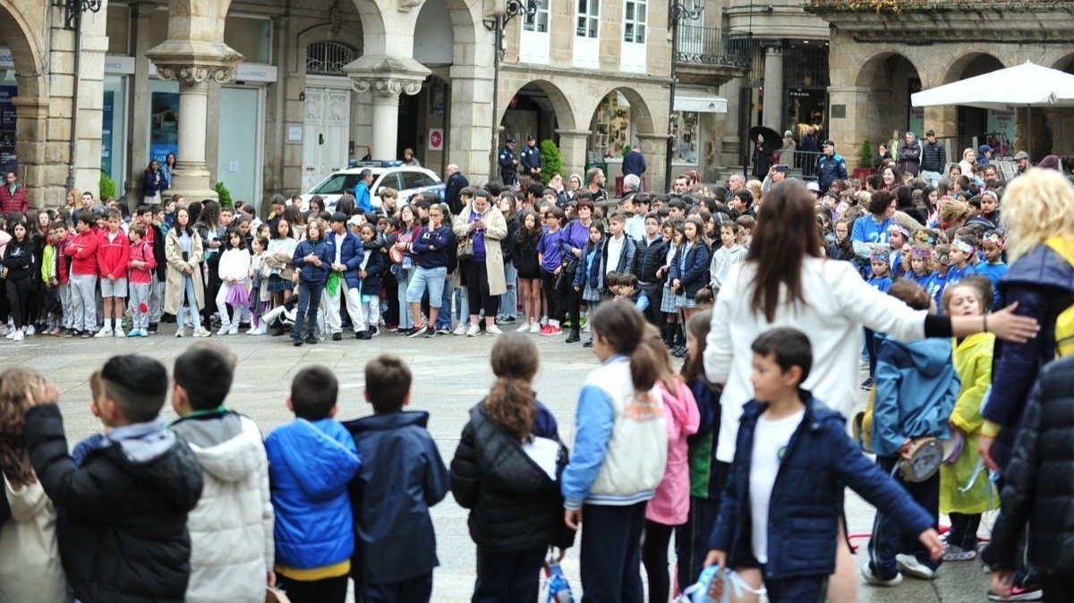 Nenos e nenas de centros educativos de Ourense, nas rúas polo galego. (Foto: José Paz)