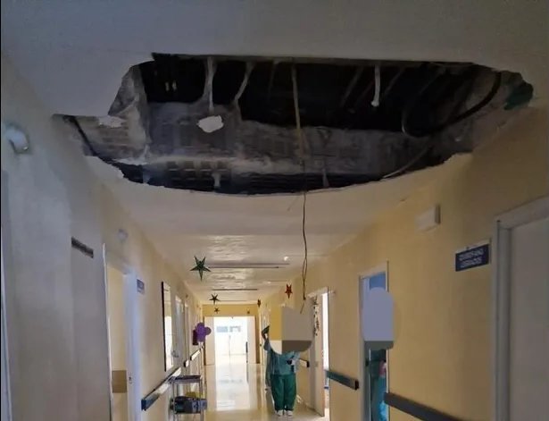 Un derrumbe en el pasillo de la unidad de partos. Foto de diciembre de 2023.