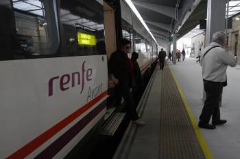 Viajeros descienden del tren Avant en la estación de Ourense. (Foto: MIGUEL ÁNGEL)