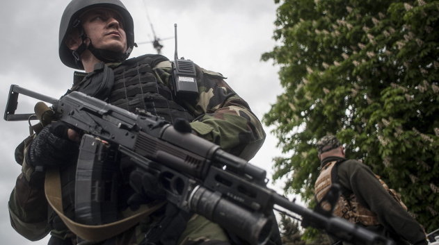 Varios soldados ucranianos vigilan un puesto de control establecido en la ciudad de Slaviansk