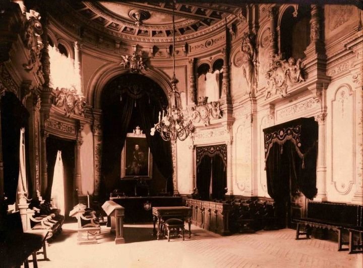 El viejo salón de plenos del Concello, presidido por el retrato del rey Alfonso XIII. Fotografía del estudio Schreck, circa 1930. Cedida por Pablo G. Prieto.