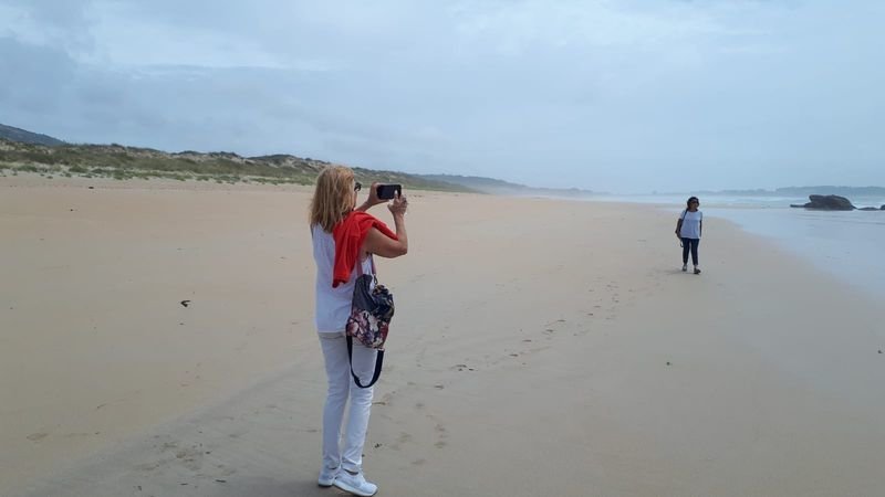 Insólita imagen de la playa de Corcubión, en una mañana seminebulosa.