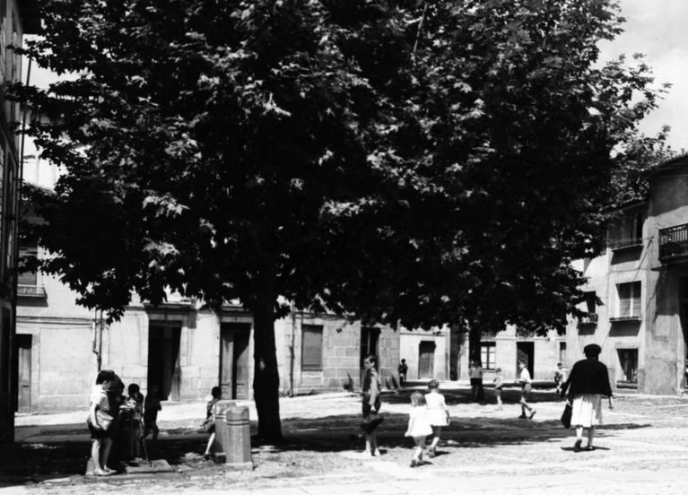 Plaza de Saco y Arce años 60. Los niños jugaban alrededor de la fuente de hierro fabricada por la empresa Malingre. (Museo Etnológico de Ribadavia)