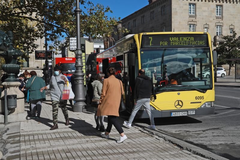 Varios usuarios del autobús de  A Valenzá entran y salen del transporte en hora punta (JOSÉ PAZ).